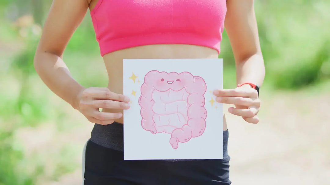 Sportliche Frau hält eine Zeichnung eines Darms auf einem Blatt Papier vor ihren Körper