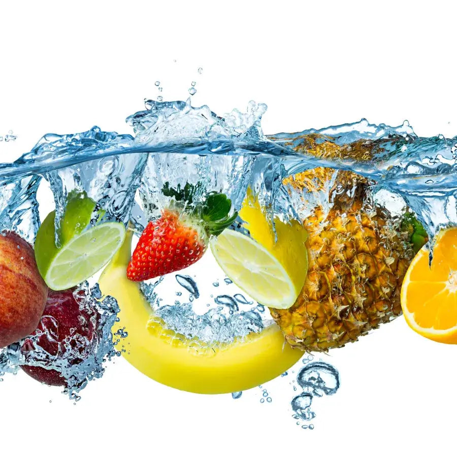Verschiedene Obstsorten im klaren Wasser – Symbol für natürliche Reinheit und vitaminreiche Vielfalt