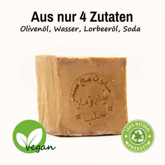 Aleppo Seife mit geprägter arabischer Schrift, darüber der sichtbare Text: Aus nur 4 Zutaten – Olivenöl, Wasser, Lorbeeröl, Soda.