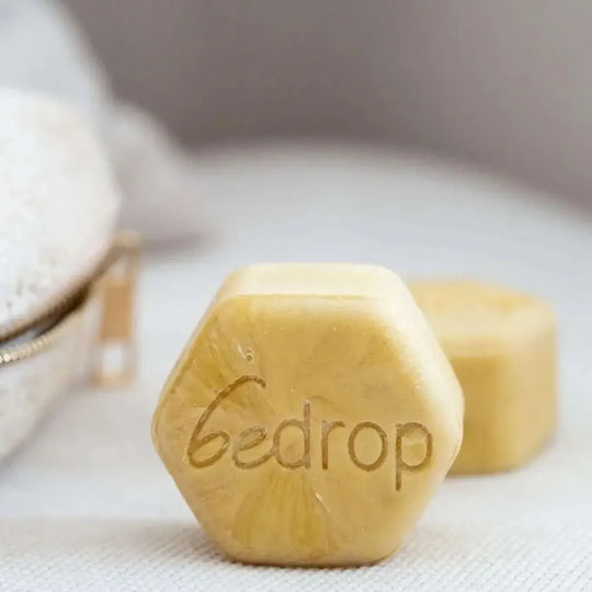 Sechseckiger gelber Seifenblock mit dem sichtbaren Schriftzug bedrop.