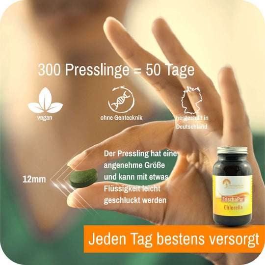 Foto einer Hand mit grünem Pressling und einer Produktflasche sowie sichtbarem Text zu Menge, Eigenschaften und Angaben des Produkts Chlorella.
