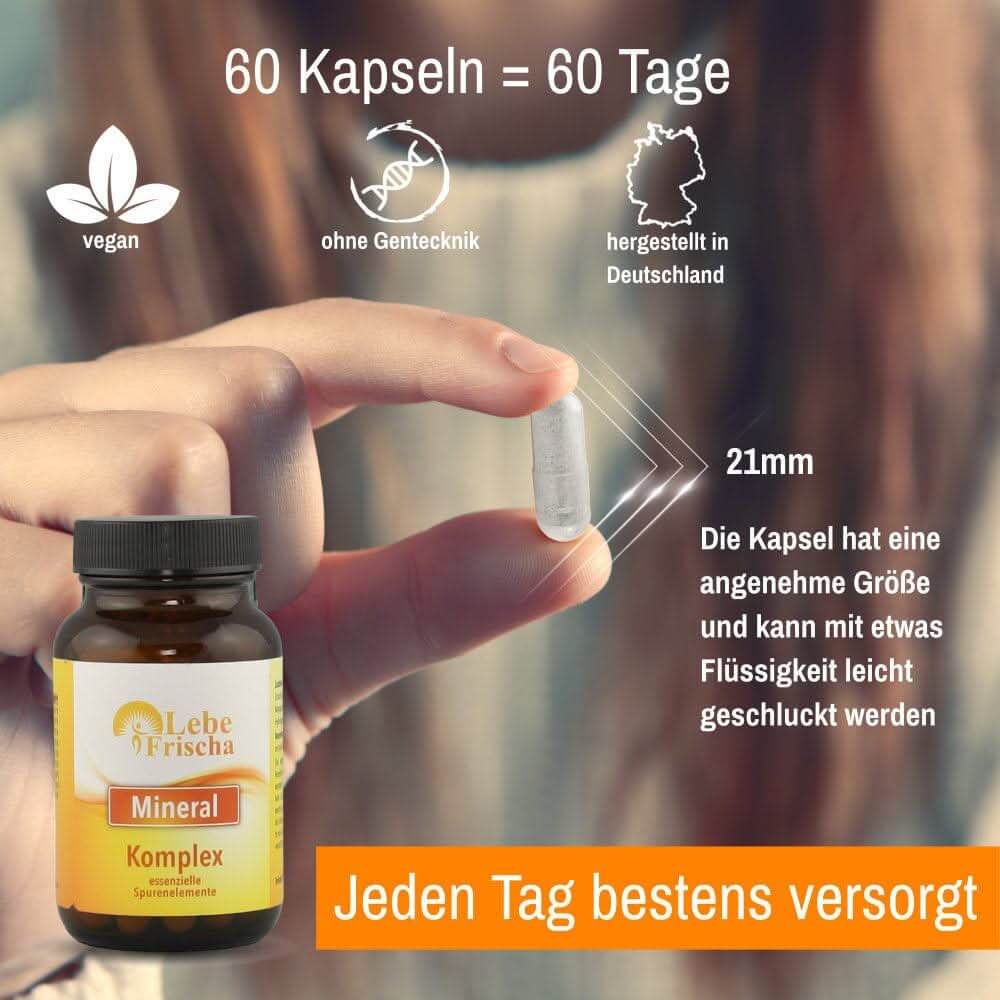 Foto einer Hand mit Kapsel und einer Produktflasche sowie sichtbarem Text zu Menge, Eigenschaften und Angaben zum Produkt Mineral Komplex.