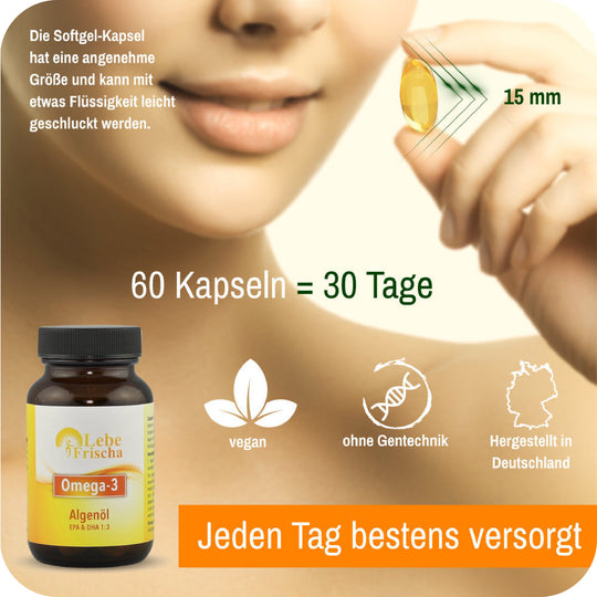 Foto einer Hand mit Kapsel und einer Produktflasche sowie sichtbarem Text zu Menge, Eigenschaften und Angaben zum Produkt Omega-3 Algenöl.