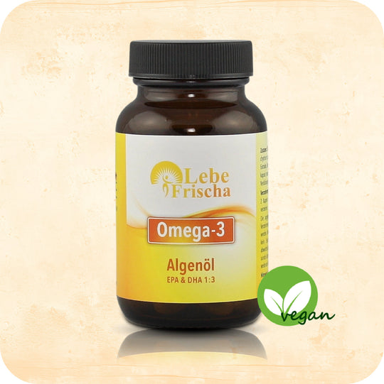 Das Produkt Omega-3 Algenöl der Marke LebeFrischa in einer Braunglasflasche.