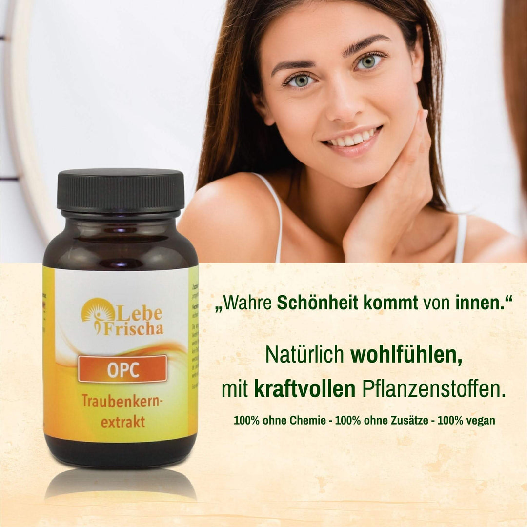 Frau betrachtet sich im Spiegel, daneben das OPC Traubenkernextrakt Produkt der Marke LebeFrischa.