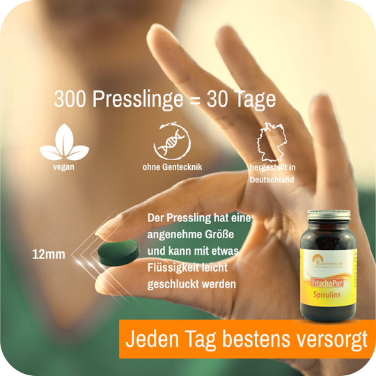 Foto einer Hand mit grünem Pressling und einer Produktflasche sowie sichtbarem Text zu Menge, Eigenschaften und Angaben des Produkts Spirulina.