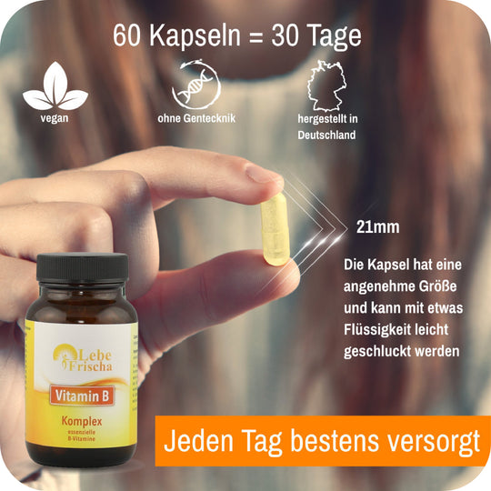Foto einer Hand mit Kapsel und einer Produktflasche sowie sichtbarem Text zu Menge, Eigenschaften und Angaben zum Produkt Vitamin B Komplex.