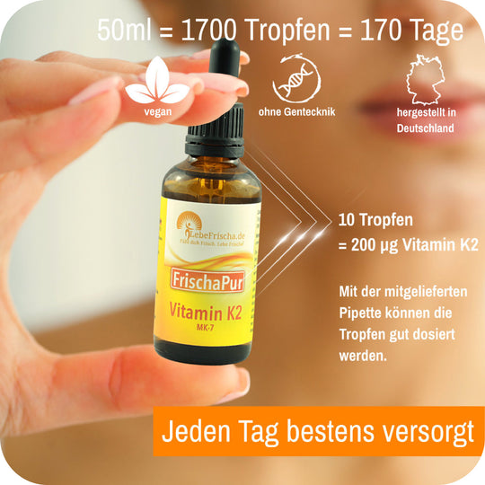 Foto einer Hand mit Pipettenflasche und dem sichtbaren Text zu Menge, Angaben und Eigenschaften des Produkts Vitamin K2 Tropfen.